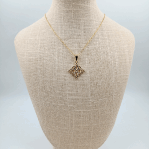 Collar Nudo de Bruja bañado en Oro