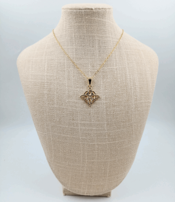 Collar Nudo de Bruja bañado en Oro