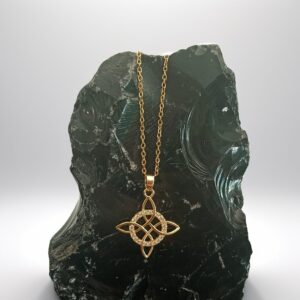 Collar Nudo de Bruja acero quirúrgico dorado con zirconias