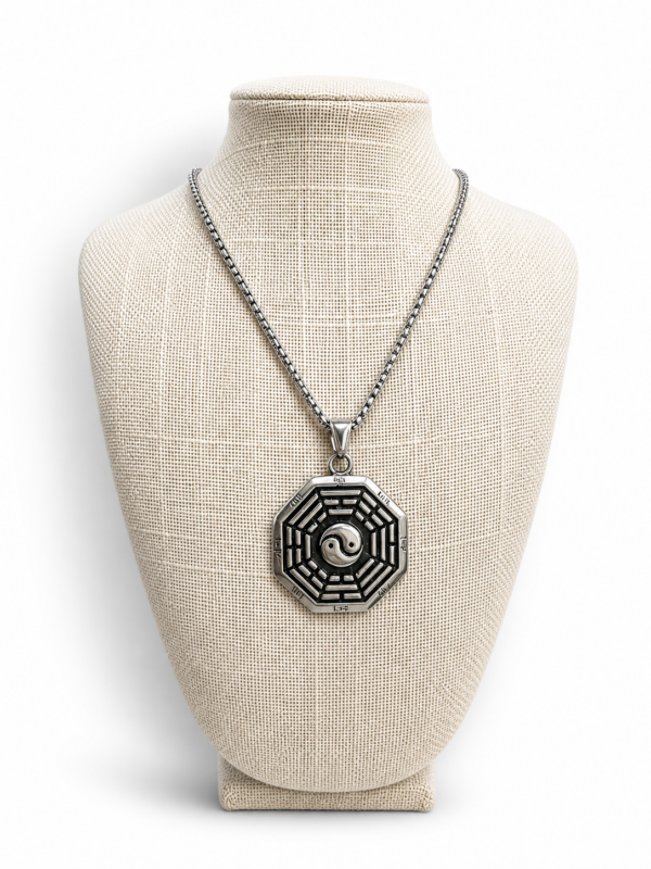 Collar Yin Yang con Pa Kua en acero quirúrgico